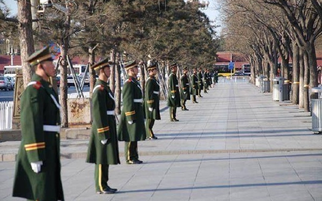 军官要到何级别才会配备警卫员?警卫员真不是那么容易做的