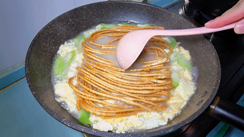 丝瓜别只炒着吃,搭配上"馓子"做营养汤,不用主食也能吃饱