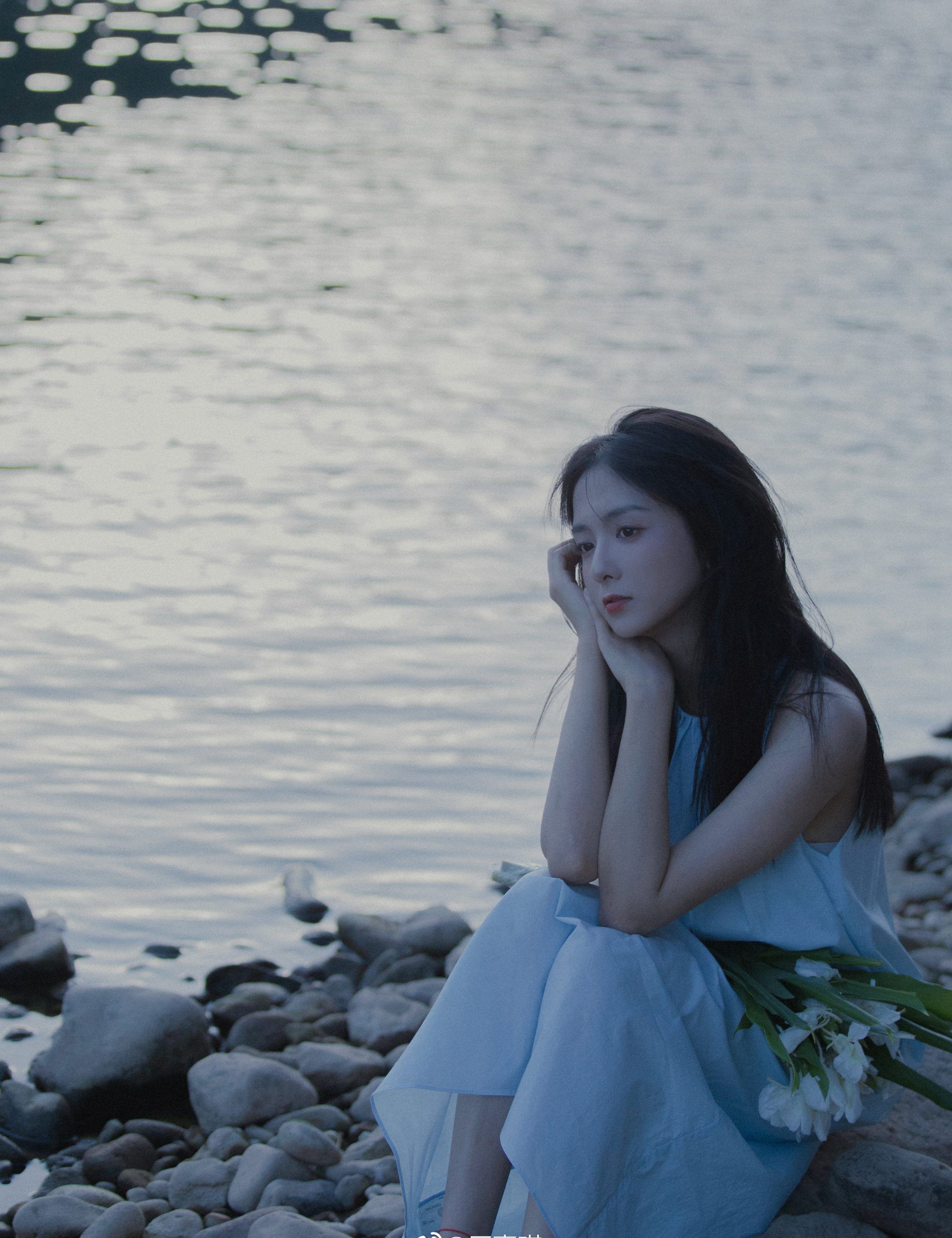 厉嘉琪白色连衣裙水边写真