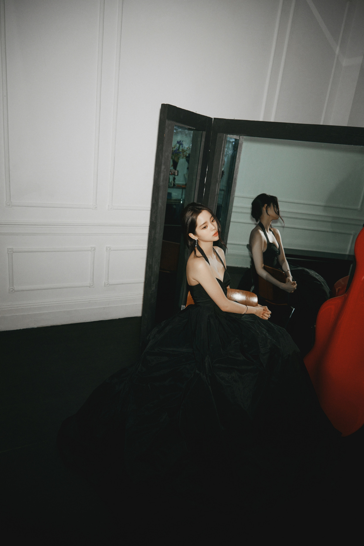 欧阳娜娜穿上黑色裸背礼服裙演绎大提琴时 欲罢不能的舞台魅力