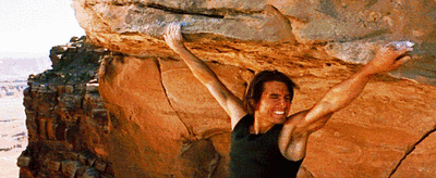 先来看看下面这个《碟中谍2》中汤姆克鲁斯的经典徒手攀岩片段.