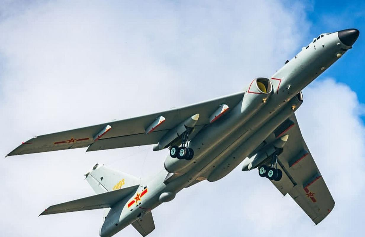 轰-6k黄岩岛巡航:挑战,策略与优势揭秘