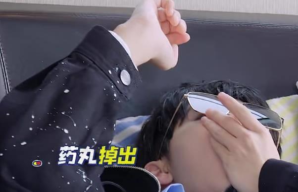 王俊凯低血糖晕倒,众人吓得手足无措,董子健拿药及时救治