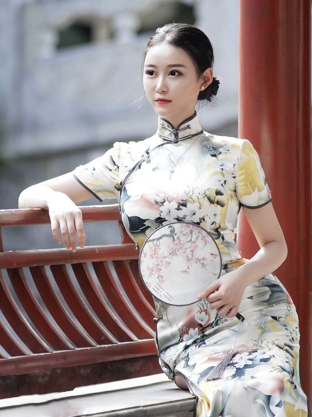 这位20岁网红被称为"中国卡戴珊",穿旗袍高贵优雅,太有气质
