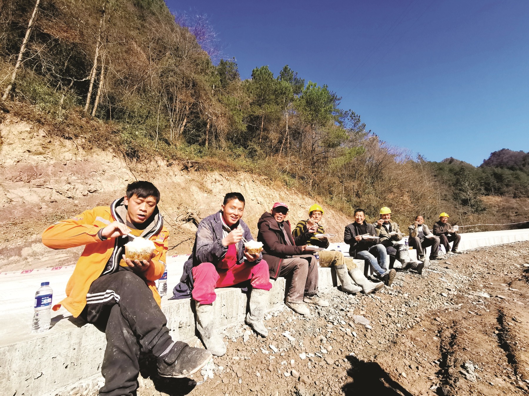 大山里的修路人