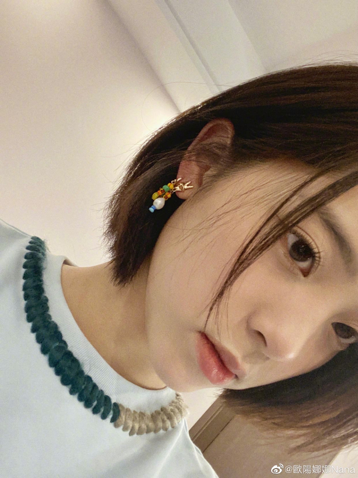 欧阳娜娜短发造型自拍 清新甜美暴击