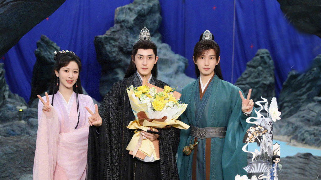 杨紫成毅同框合照