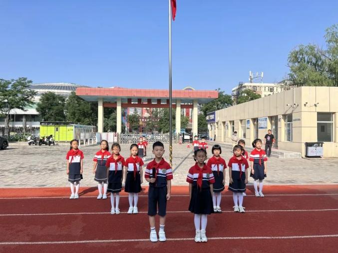 "疫"战有你 一路前行——呼和浩特市建华学校开展疫情防控主题升旗