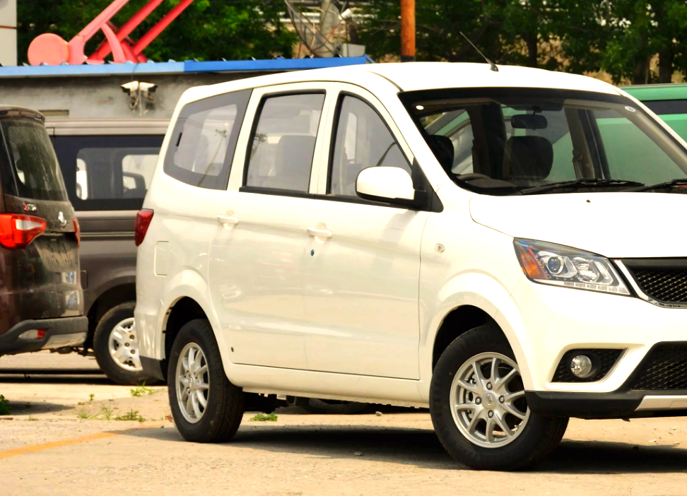 这款7座微面车,在第三排座位放倒后,空间利用率堪比面包车和五菱宏光