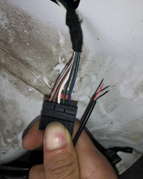 后尾灯搭铁线是哪根?