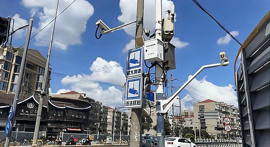 道路监控摄像头与交通标志牌安装在街头
