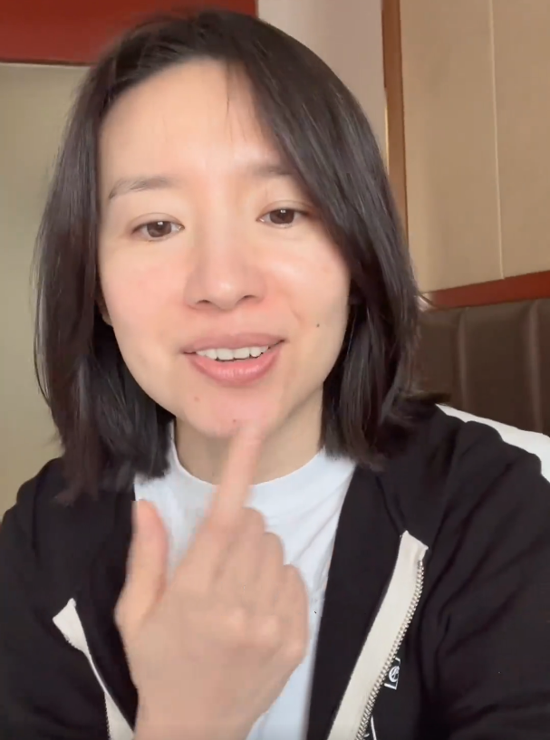 董洁为庆生素颜自拍,42岁脸上不见一点皱纹,感慨儿子身高和长相