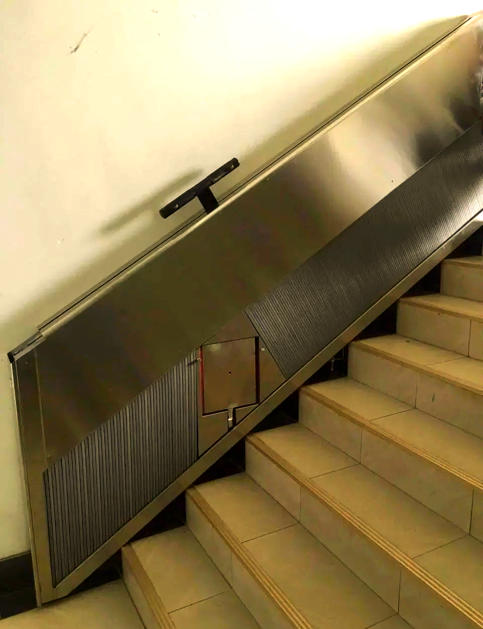 再来看我们最初提到的"分段式"楼道设计,其电梯踏板尺寸适中,恰好能