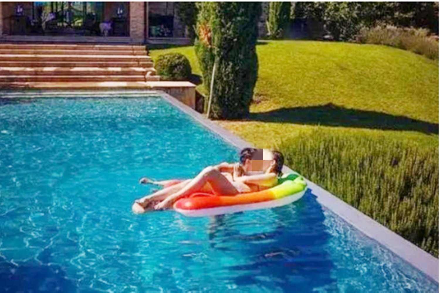 李嘉欣晒全家出游照,豪华游艇出海十分惬意,儿子手的位置引热议