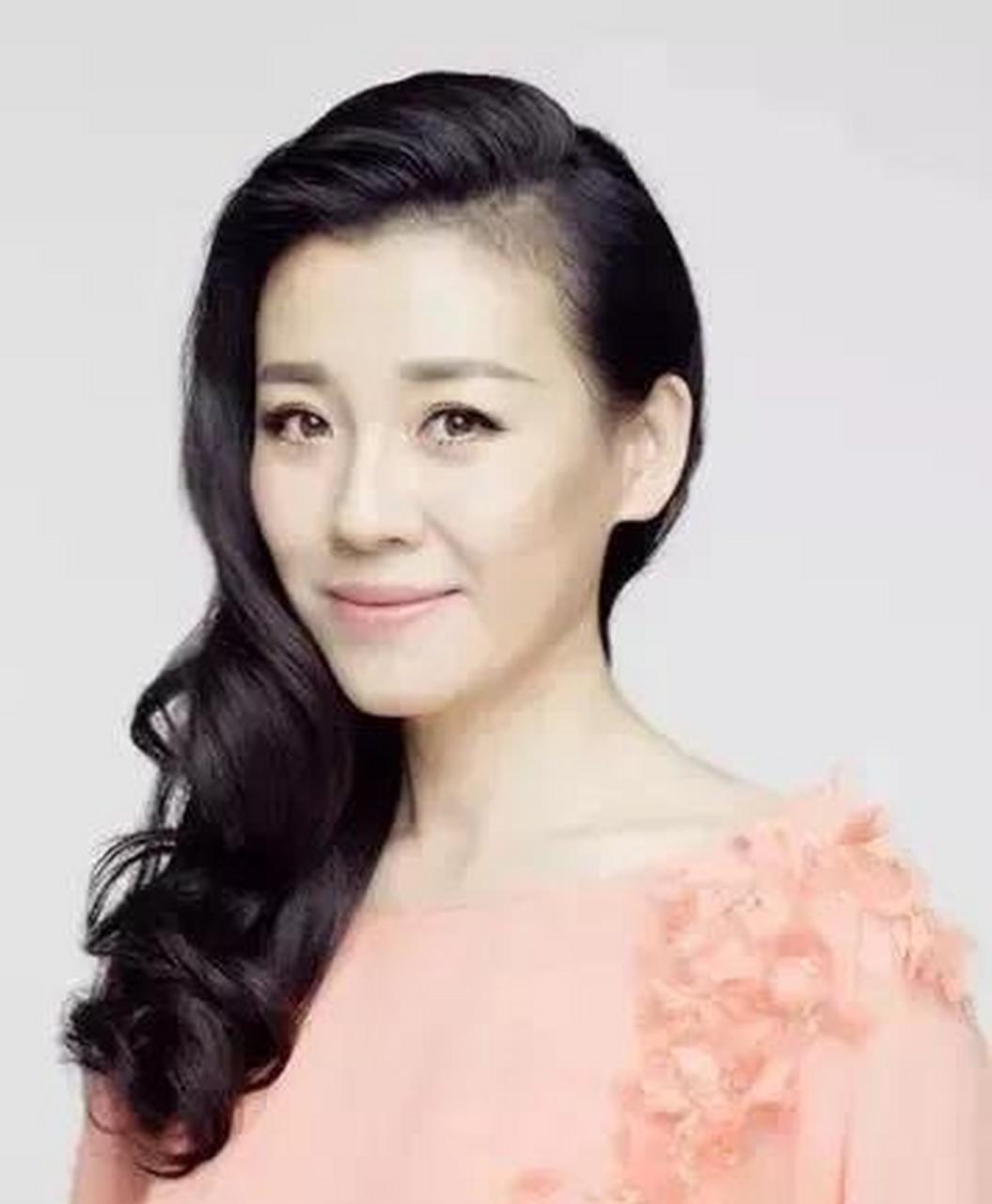 刘琳,1974年出生于北京,毕业于北京电影学院表演系,中国内地女演员.