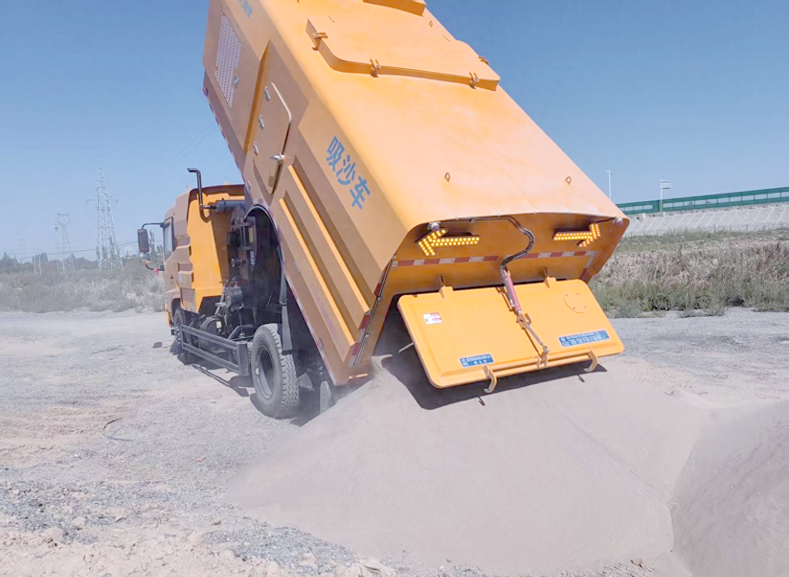 敦当高速:青年团队坚守风沙中的生命线