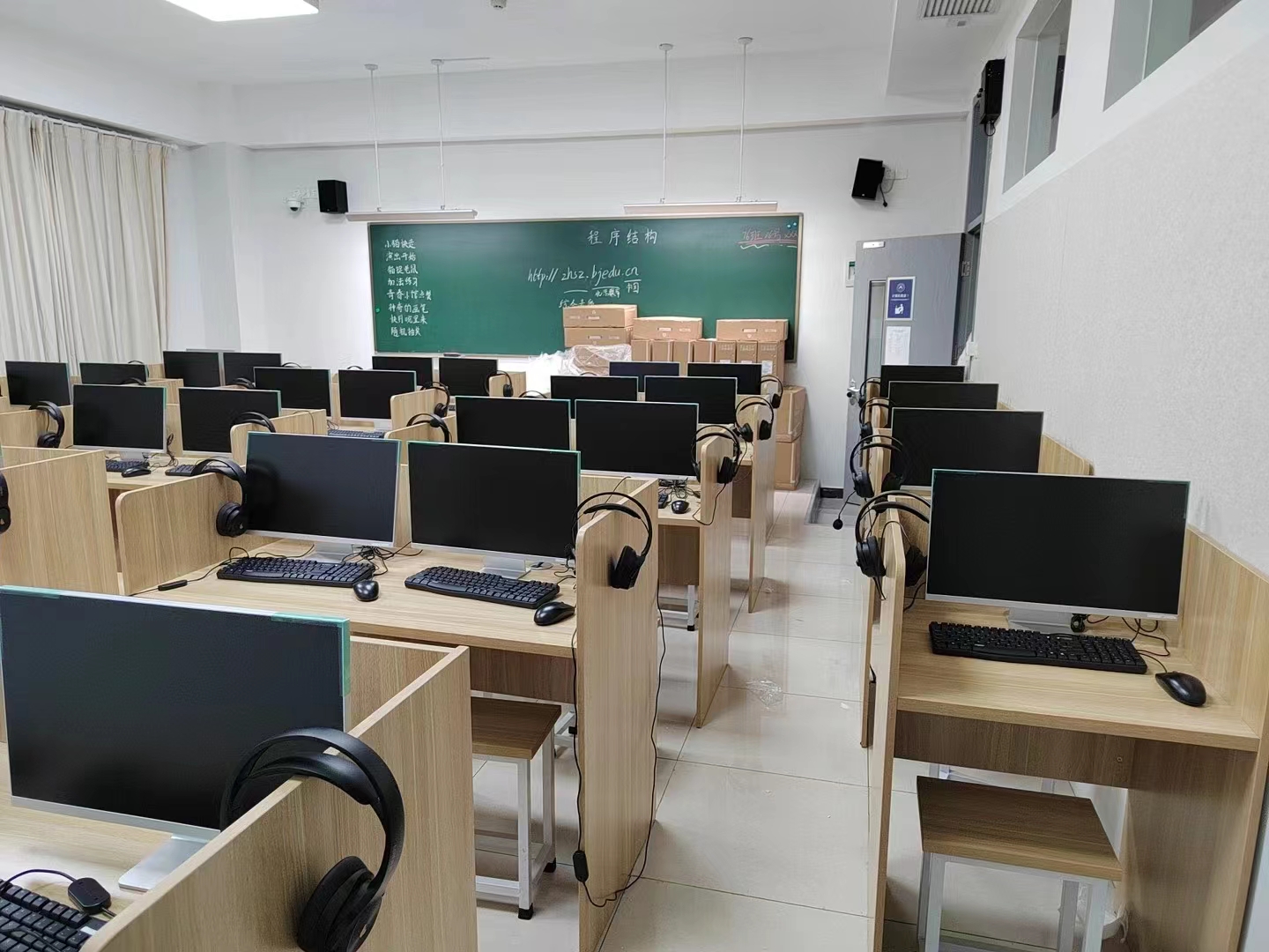 云智谷云电脑一体机电教室解决方案