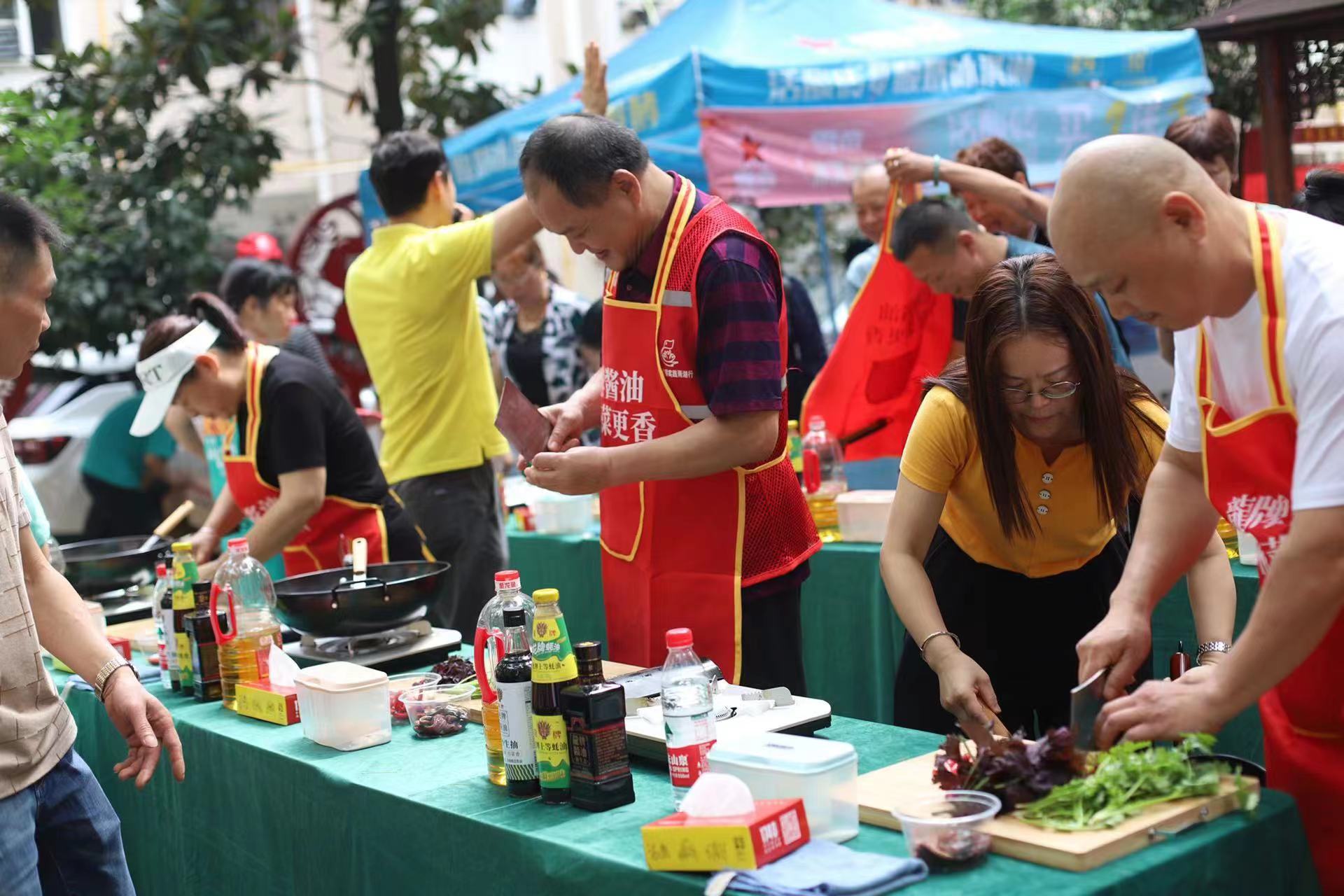 大师教学 居民掌勺 社区厨艺大赛热闹开赛