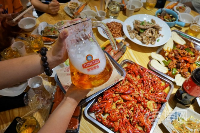 市南区浮山所市集首届"浮浮贴贴"酒搭子节正式开幕