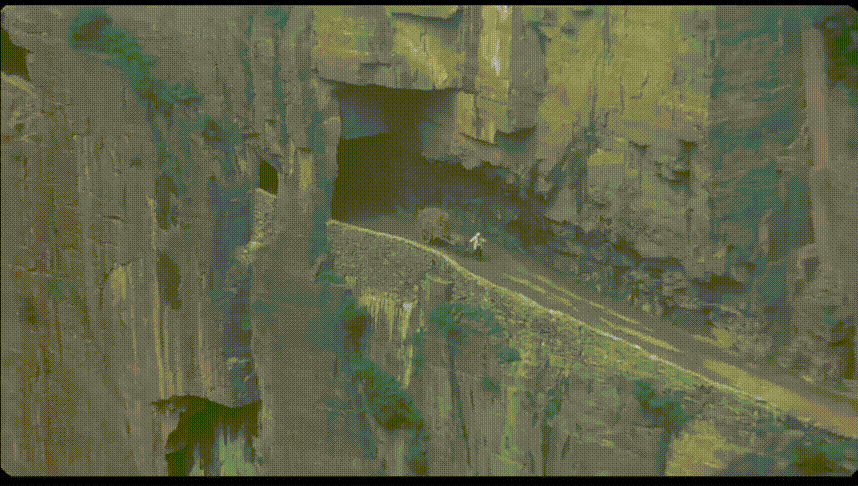 举起手来拍摄地,1250米郭亮洞实景夜游,再现挂壁公路开凿过程