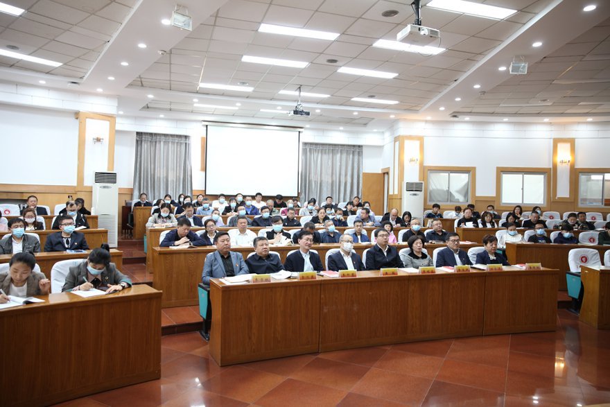 主题教育进行时|盖元臣为全校干部讲授主题教育专题党课