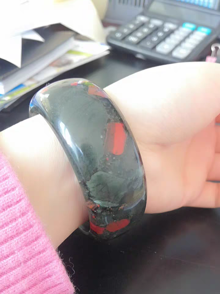 龙血石手镯,感受纯天然的美丽