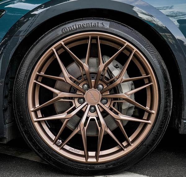 今天给奥迪a6升级一套21寸轮毂