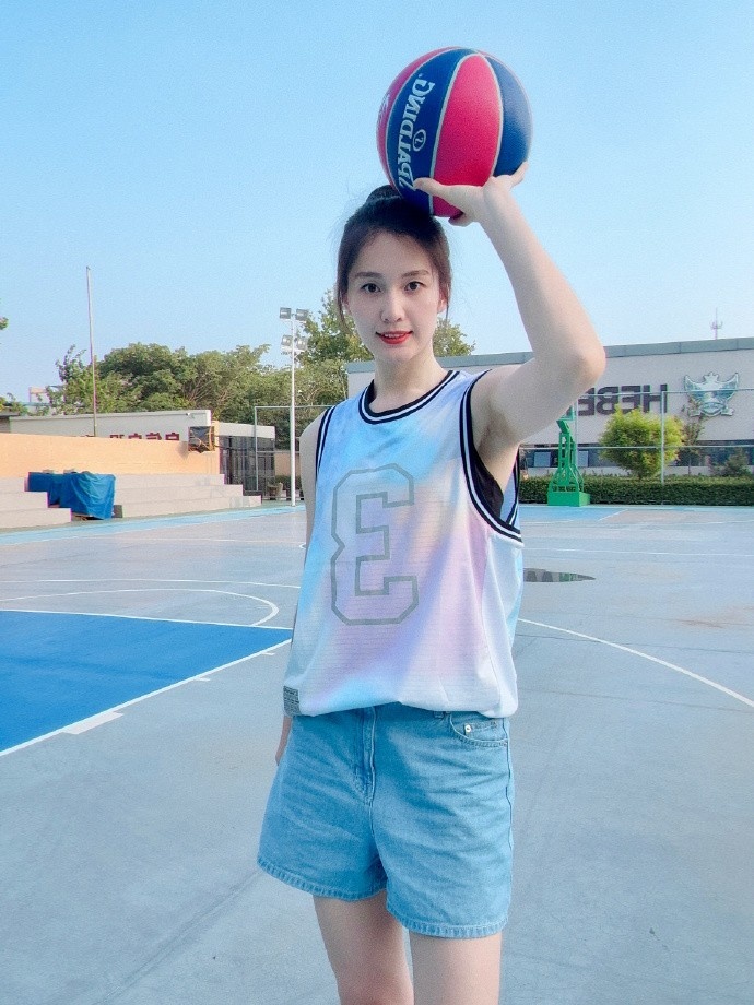 河北女篮球员郭子瑄晒近照:才感盛夏 忽而已秋