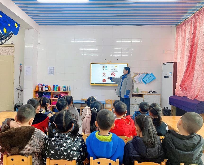 仁寿县北街幼儿园——小手拉大手,交通安全我知道