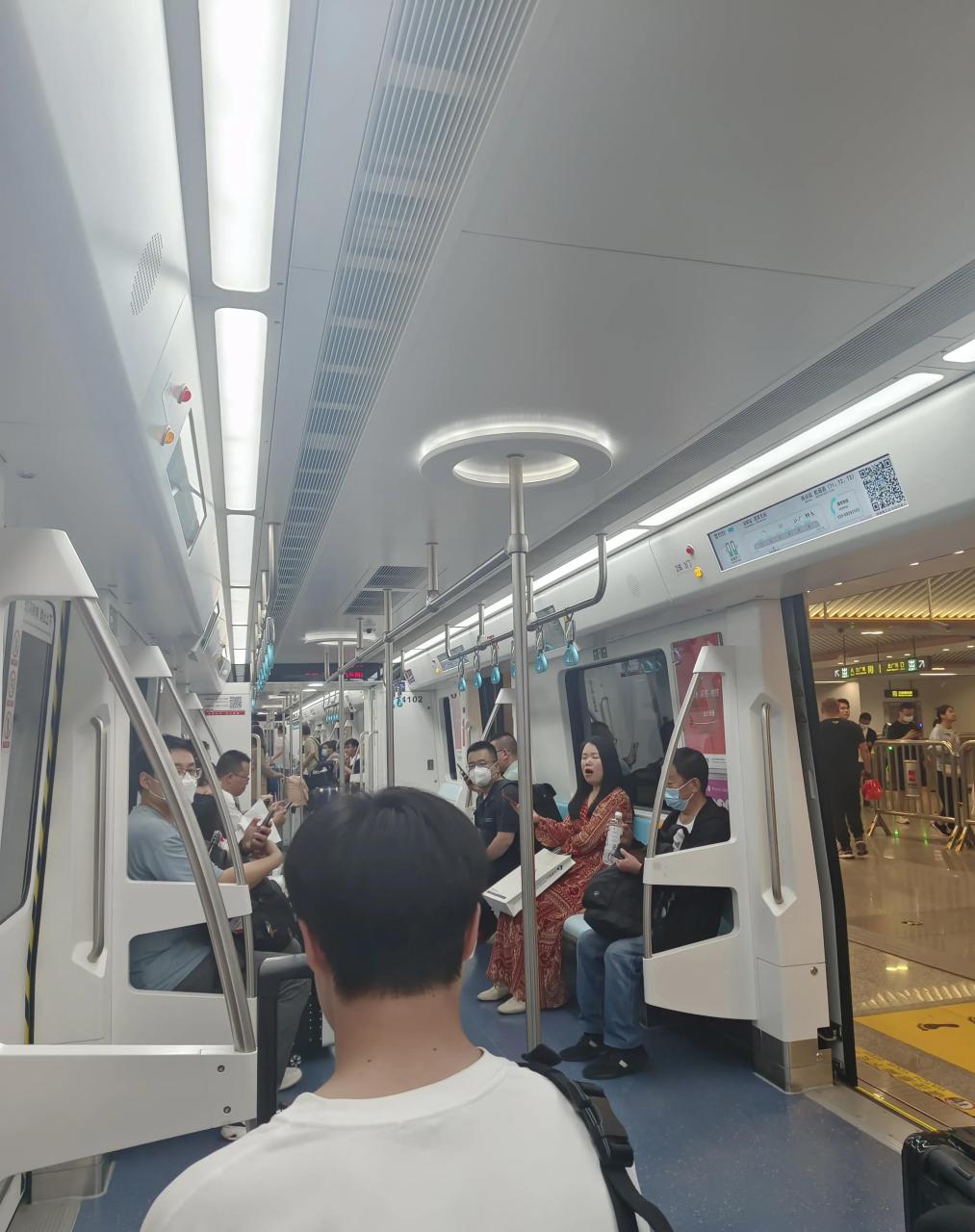 大叔乘坐西安地铁14号线去空港新城,发现14号线上乘客已经基本满员