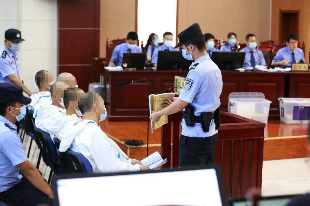 吴忠中院一审开庭审理被告人赵维东等90人涉黑案