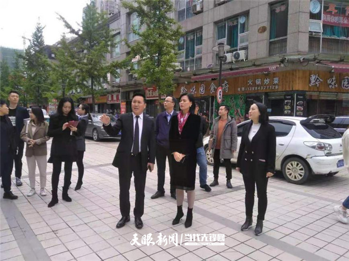 观山湖区政府党组成员,副区长吴坤玲陪同考察团到金阳街道考察商业