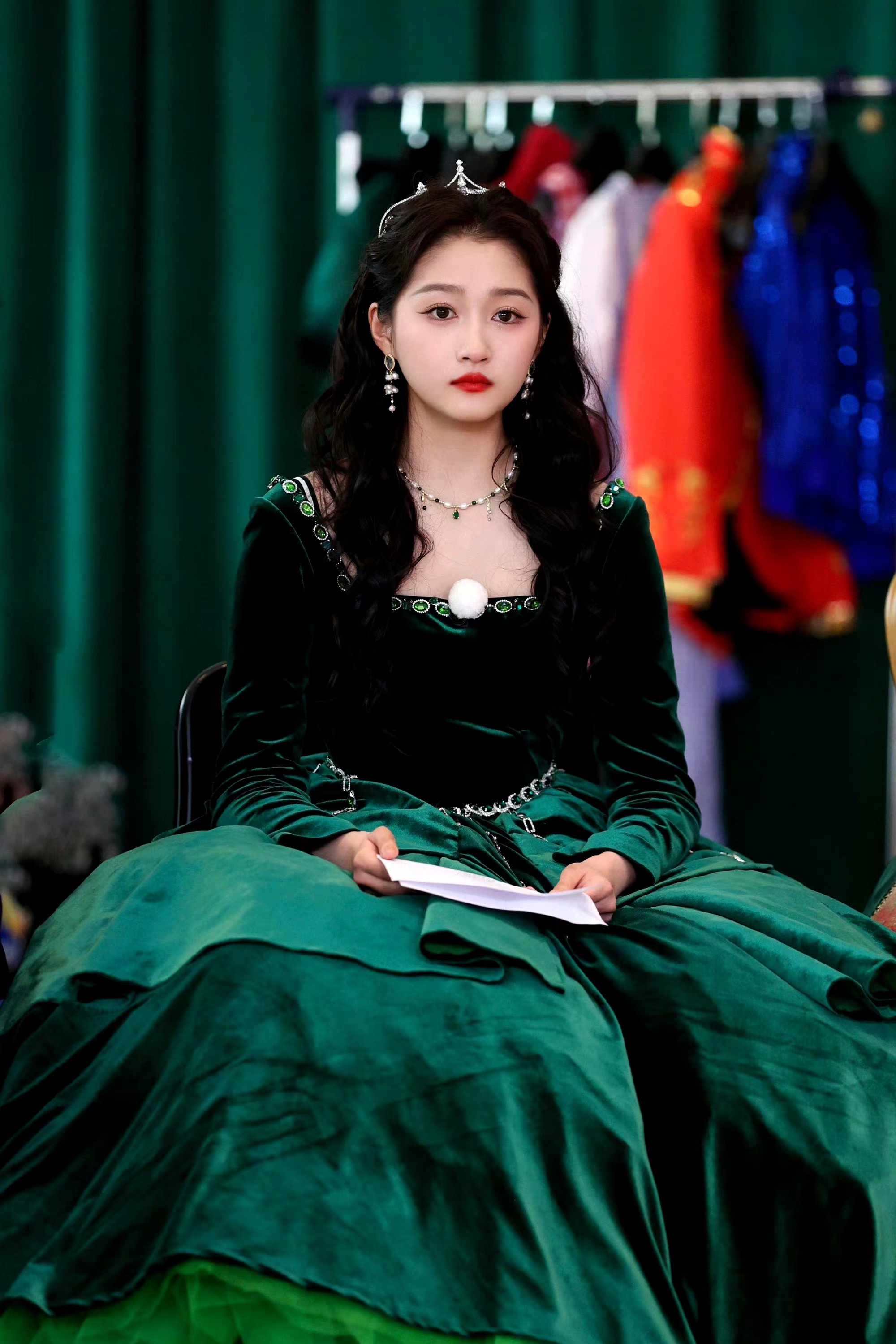 关晓彤录制奔跑吧,穿墨绿色宫廷风丝绒长裙,优雅公主范!
