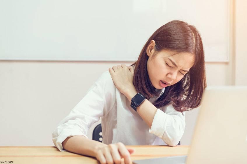 睡觉落枕,脖子一动就疼?想要减轻痛苦,不妨试试这4招!