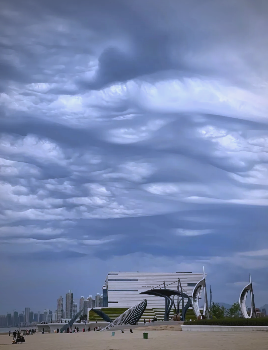 网友捕捉到罕见的糙面云,震撼全场!