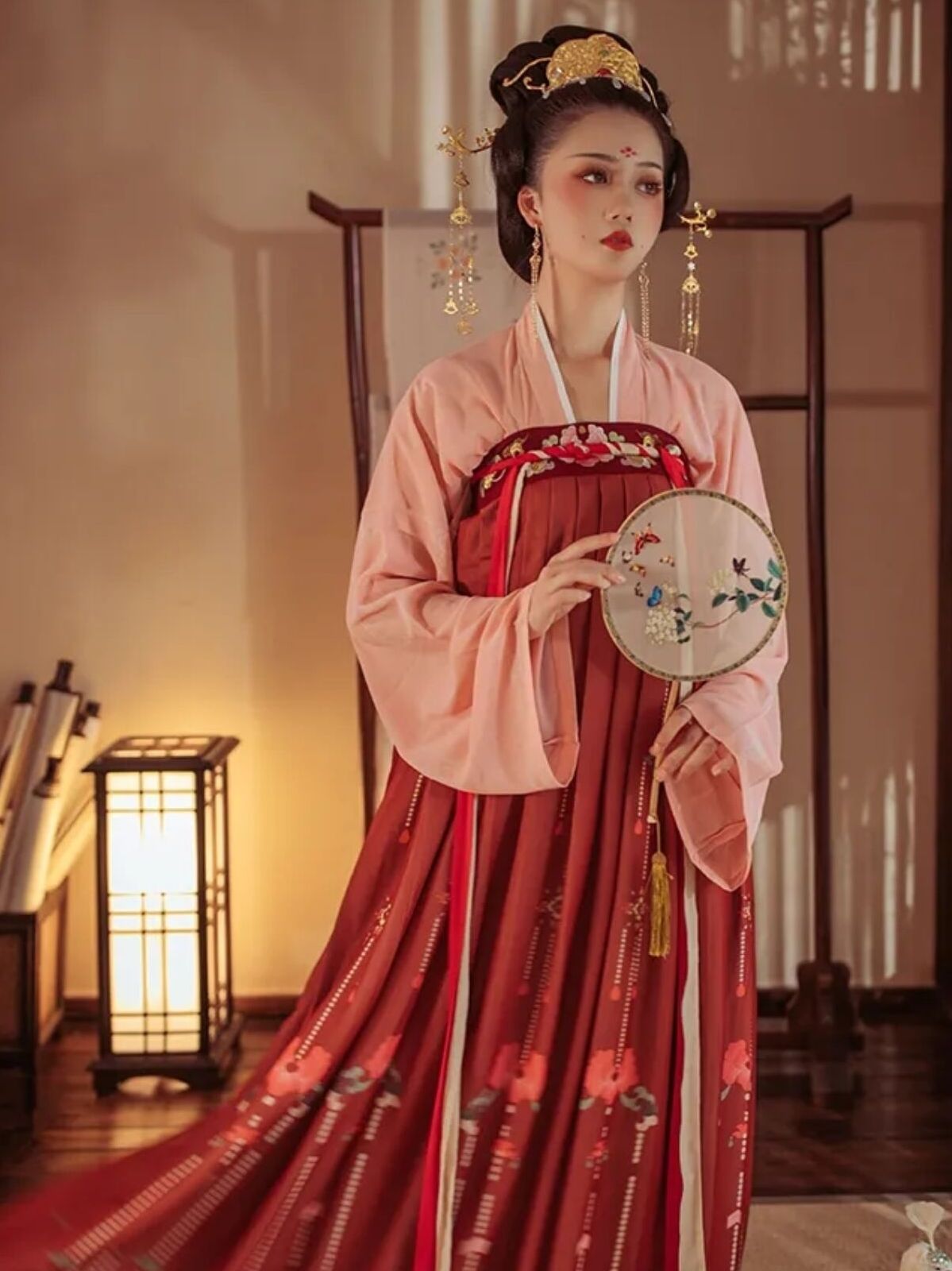 梦回大唐!唐风襦裙型汉服,不仅复古优雅,还很显端庄