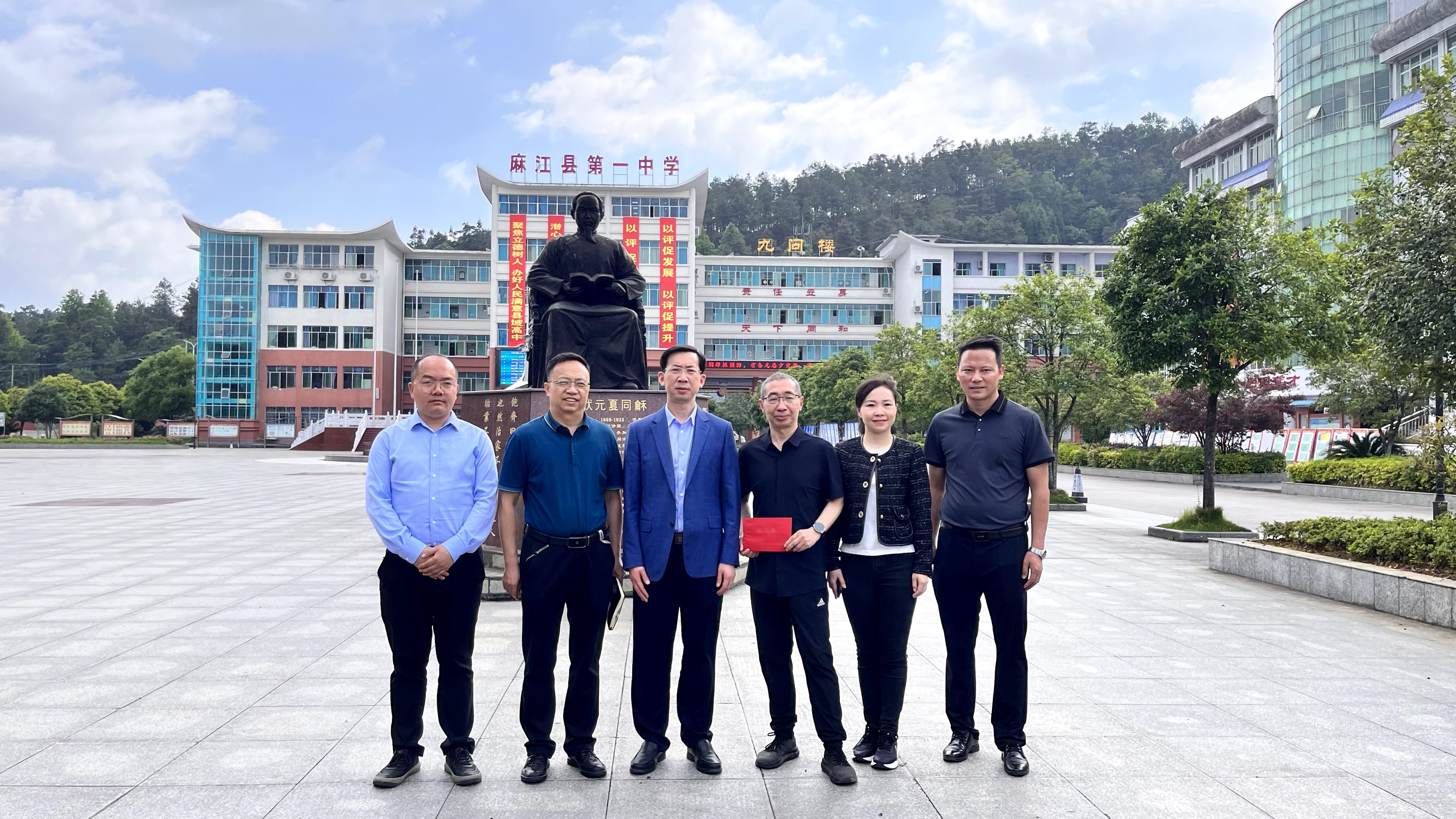 麻江县四大班子领导开展"人才日"走访慰问