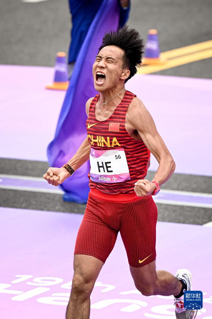 中国选手何杰获得杭州亚运会男子马拉松金牌