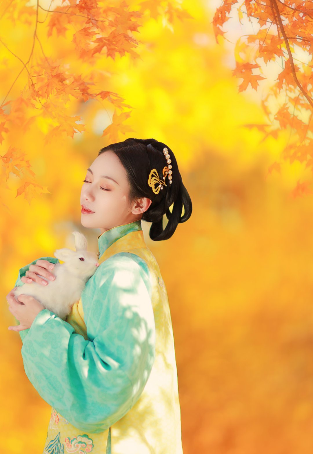 在秋天穿汉服也太美了!像是穿越来的一样,温柔又优雅,很吸睛