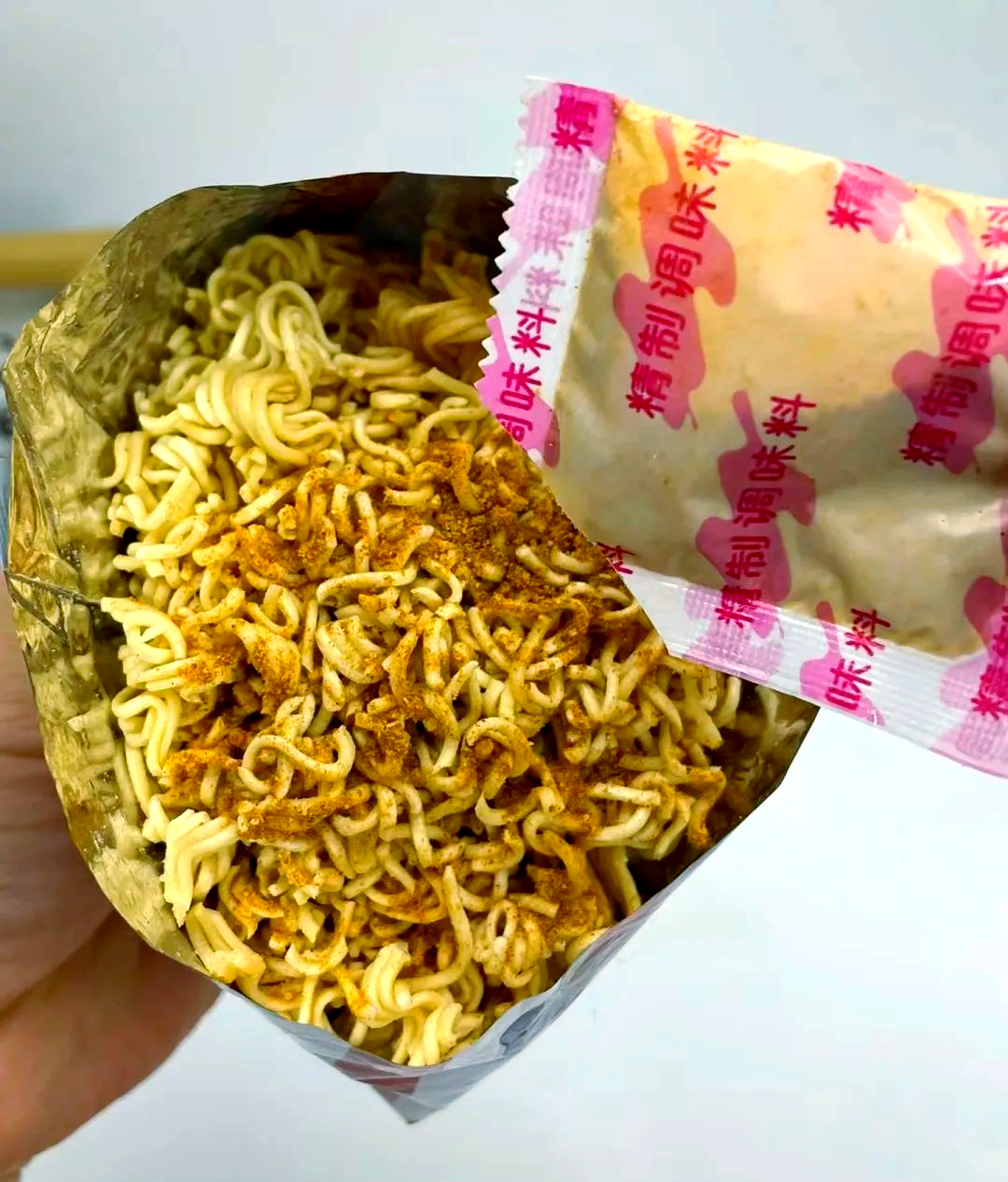 河南豫东农村的方便面:多种用途与美味体验