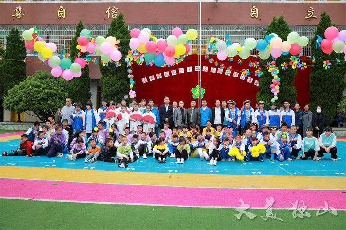 独山县沁元学校:文艺汇演展自强风采