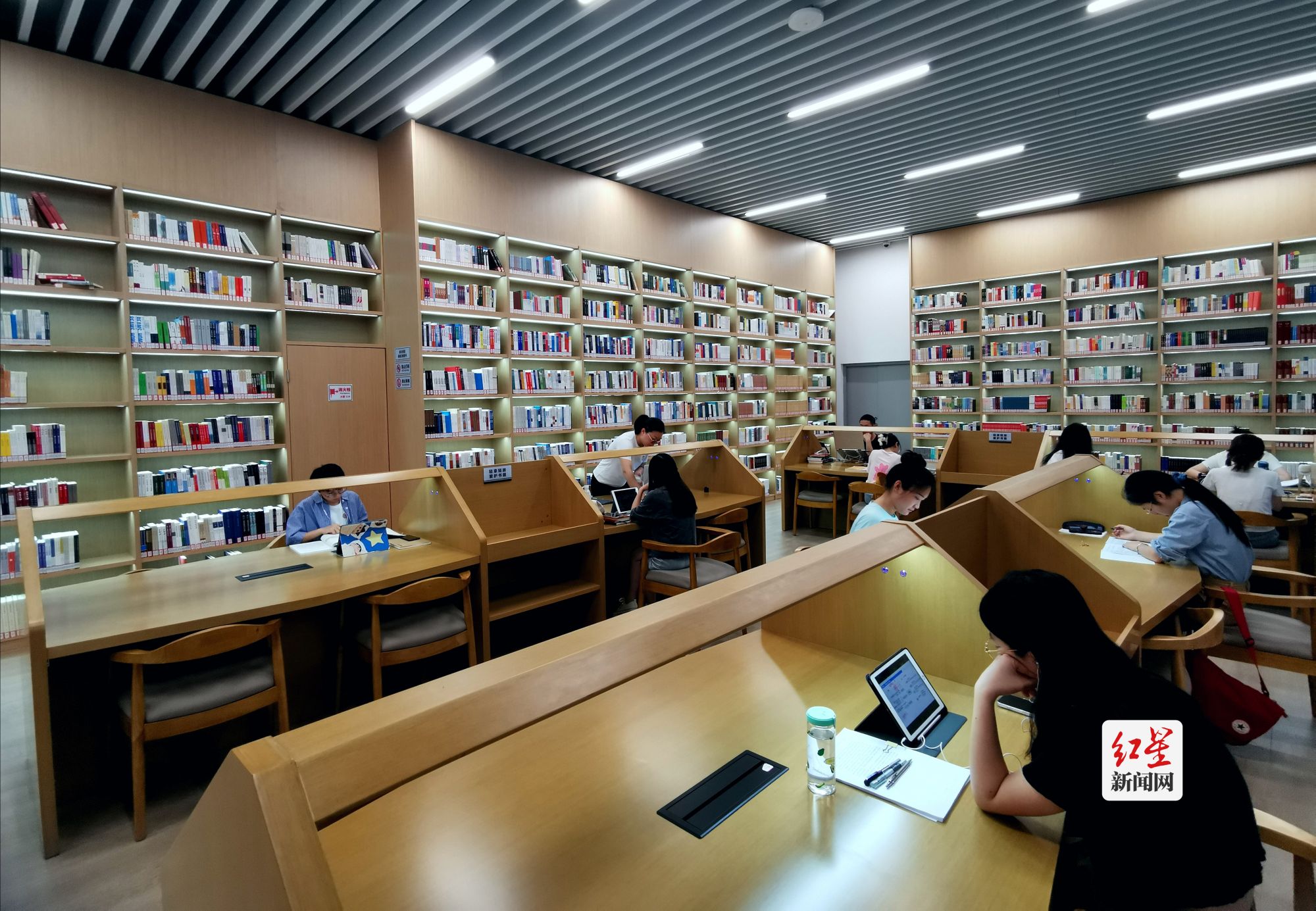 再添文化新地标!成都高新区图书馆新馆正式开馆