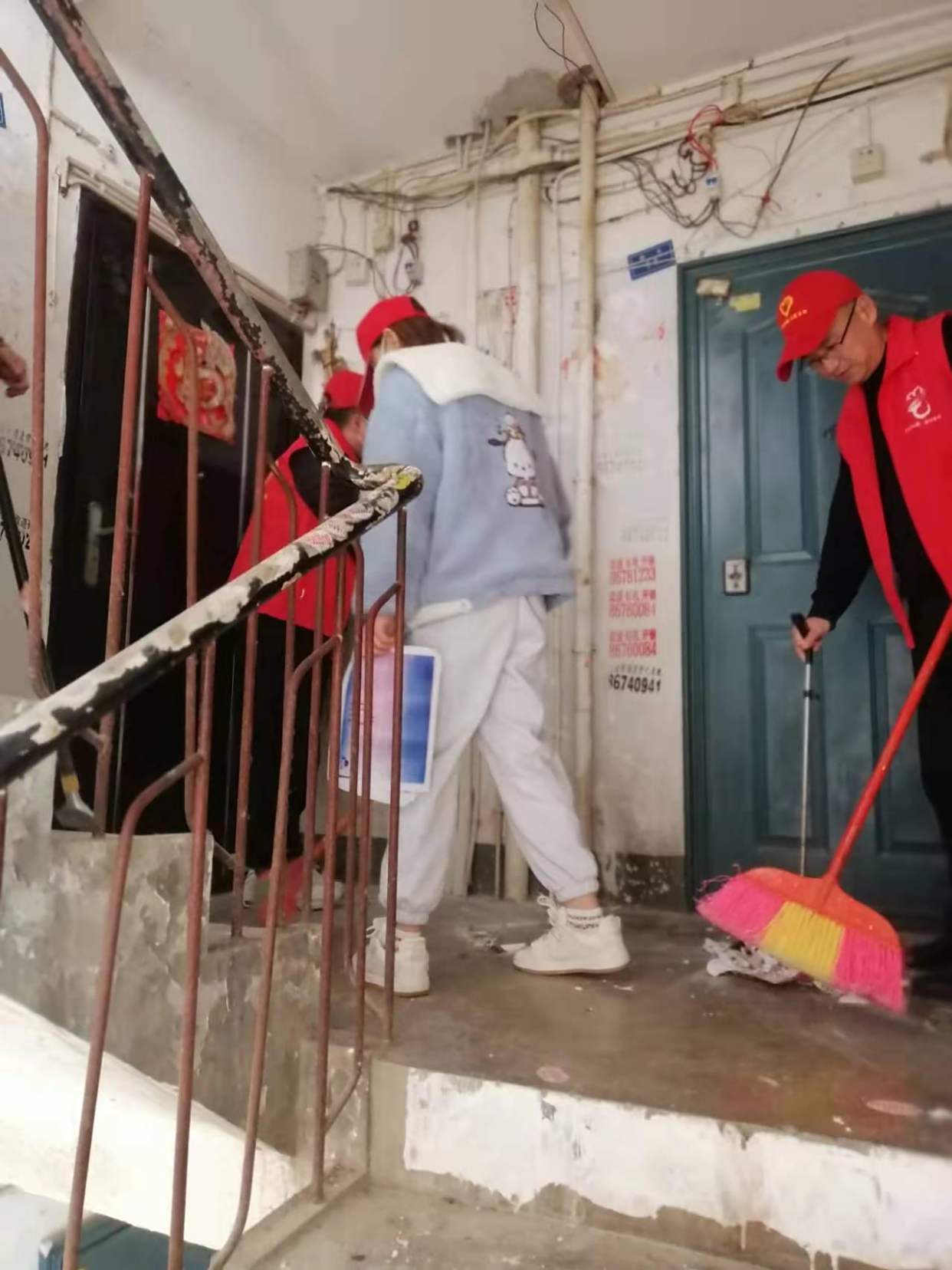 盐务社区志愿者清扫老旧小区