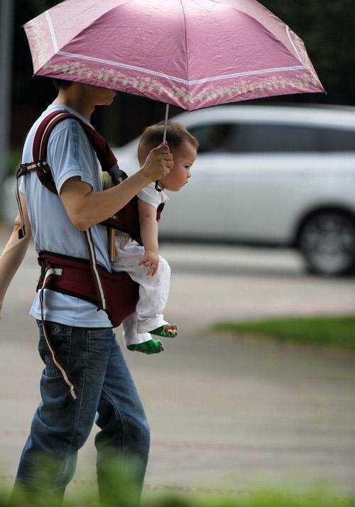 大兄弟拎着猪,是准备当彩礼去丈母娘家吗