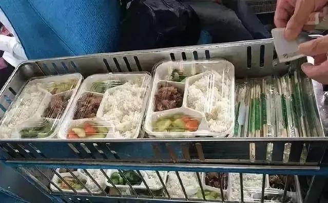 在绿皮火车的年代,餐车上都吃些什么?凭票购买,别忘来一瓶丹凤葡萄酒