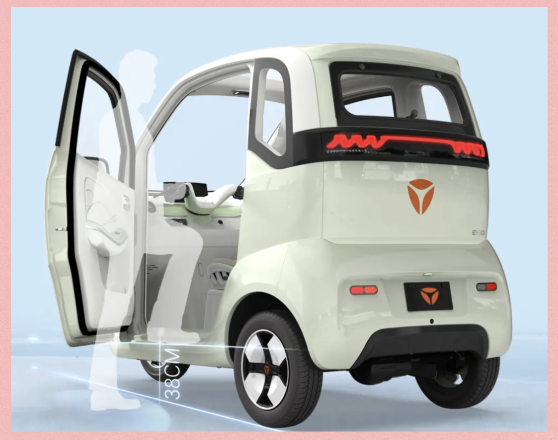 雅迪全新电动三轮车亮相,多项技术革新,冬天骑行更温暖!