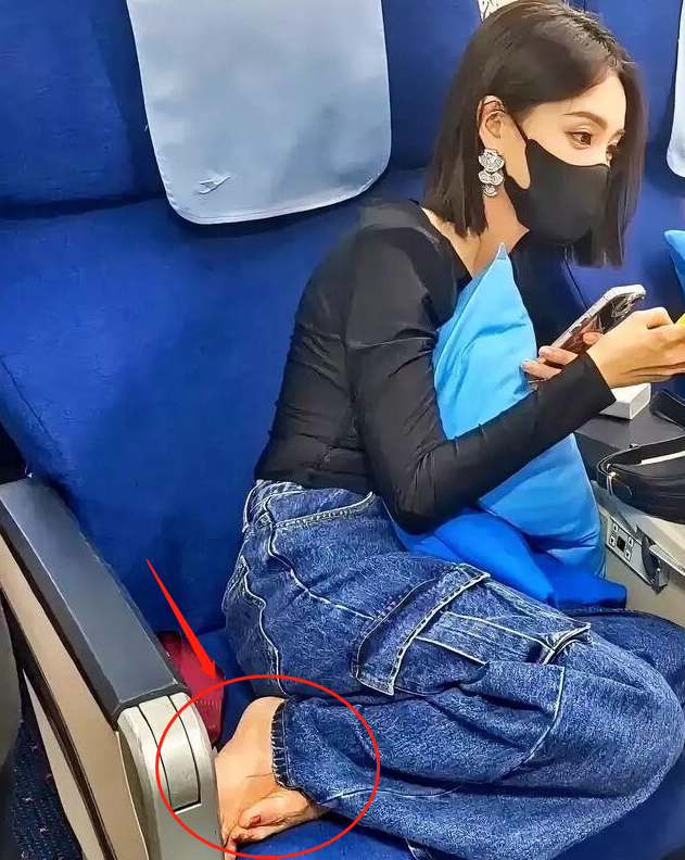 李一桐一"脚"登上热搜,网友吐槽没素质,被称"抠脚女明星"