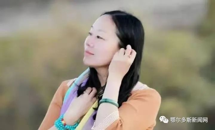 李美霞,任职于东胜区文联.