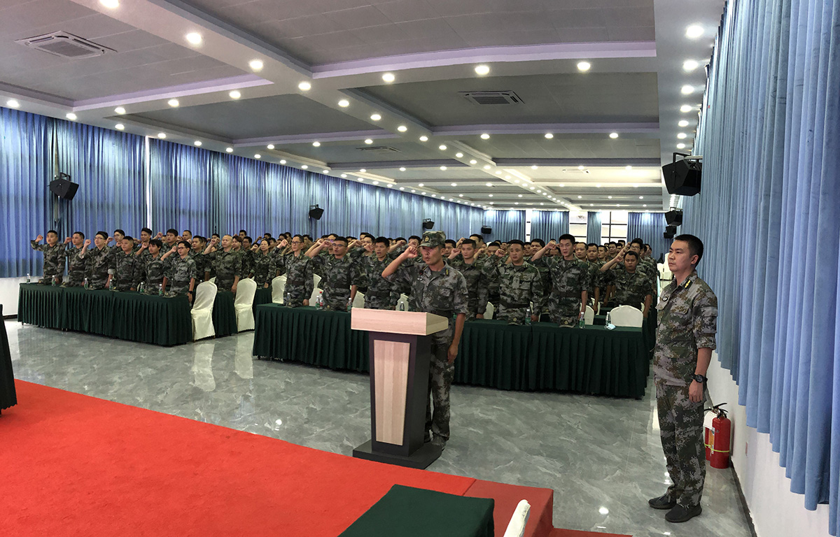 街道武装部干事杨非同志主持并作了动员,参训民兵精神饱满向军旗宣誓