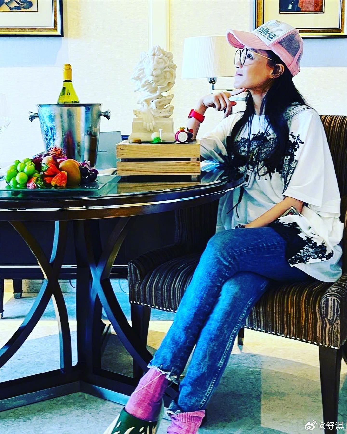 舒淇雨天在酒店晒素颜照,网友:气质型女神,年龄越大越迷人